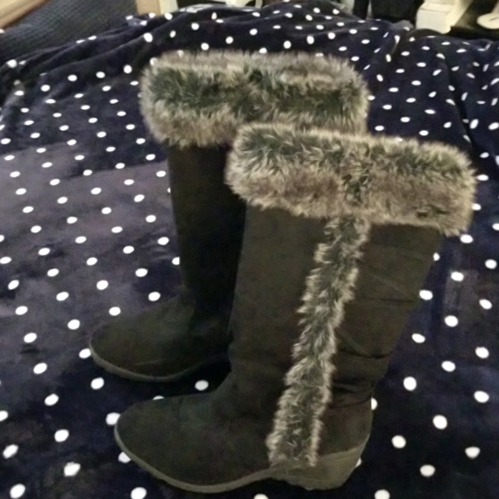 Classic fur trimmed back laced boots